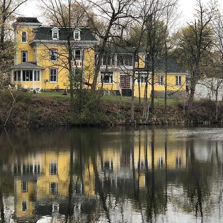 Pangea House Bed and Breakfast Gananoque Exteriör bild