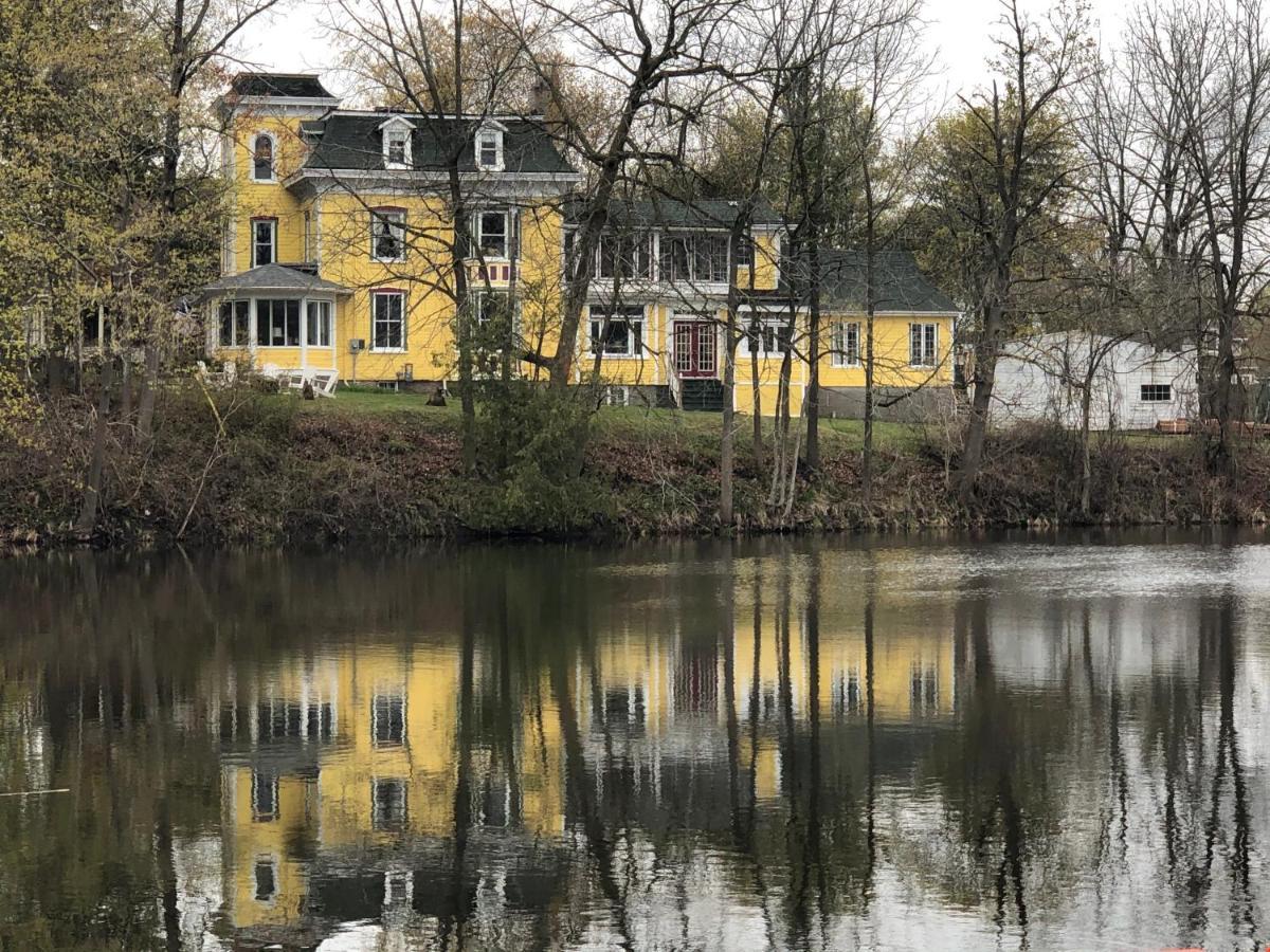 Pangea House Bed and Breakfast Gananoque Exteriör bild